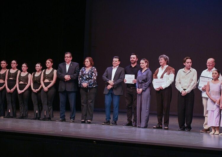 Abren Lalo y Lucy telón de festejos del Bicentenario
