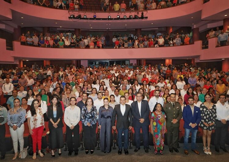 Abren Lalo y Lucy telón de festejos del Bicentenario