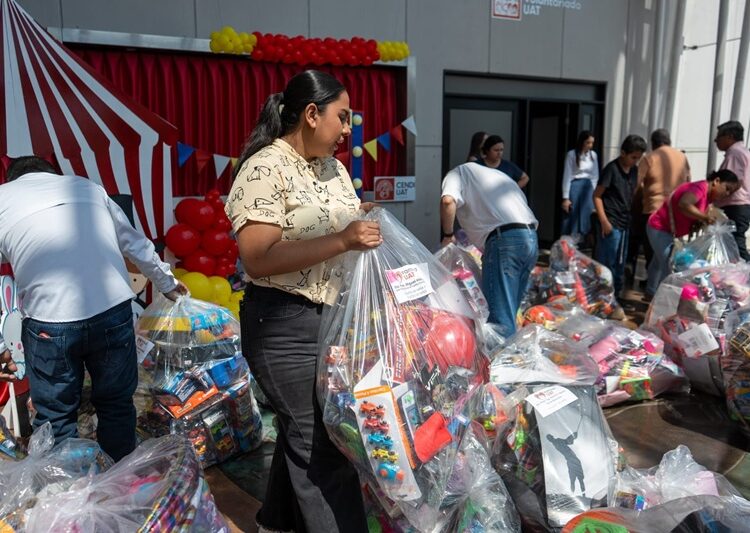 Alegrando corazones, la UAT entrega juguetes a la niñez tamaulipeca
