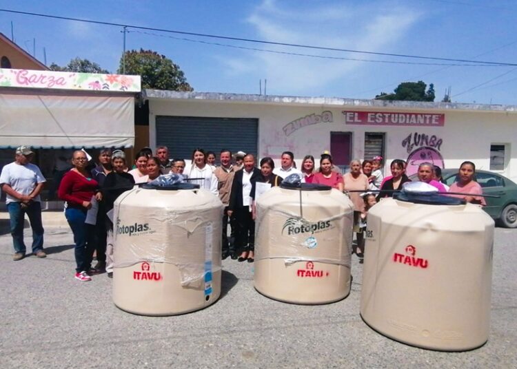 Apoya ITAVU desarrollo social con dotación de tinacos