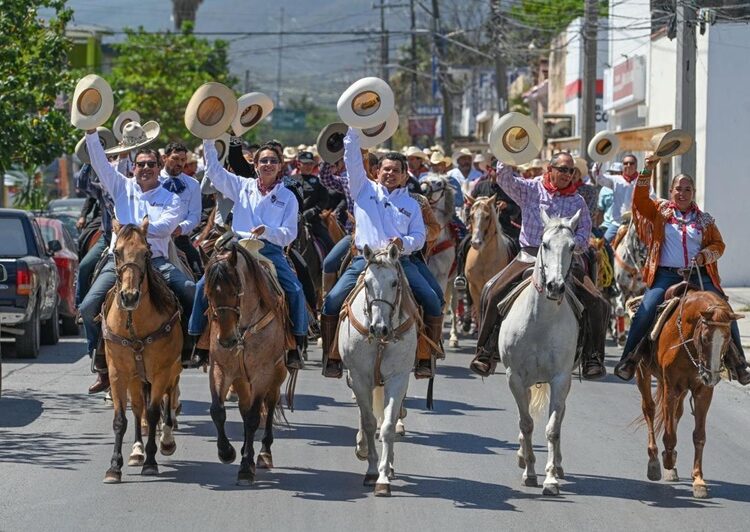 Cabalgantes celebran bicentenario de fundación de Victoria