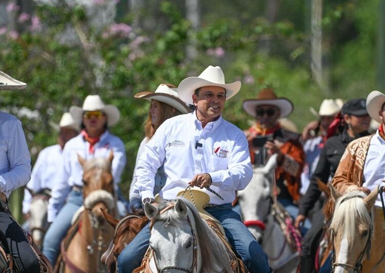 Cabalgantes celebran bicentenario de fundación de Victoria
