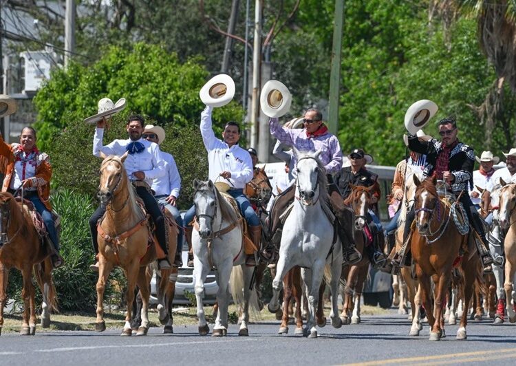 Cabalgantes celebran bicentenario de fundación de Victoria