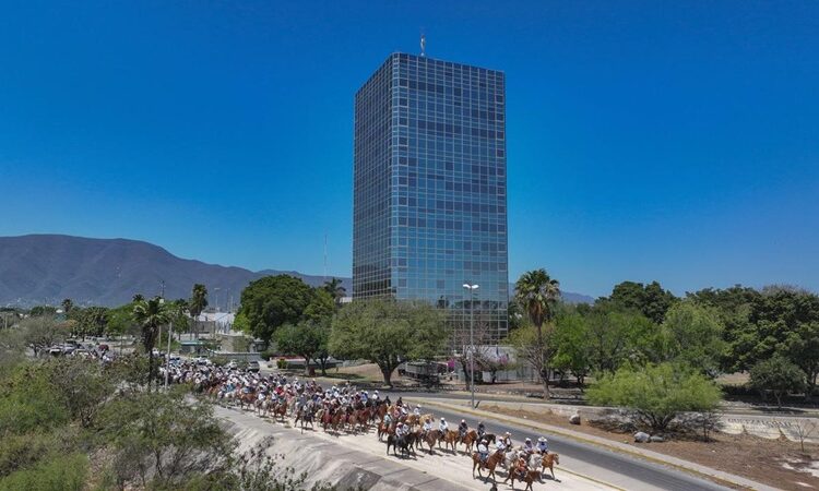 Cabalgantes celebran bicentenario de fundación de Victoria