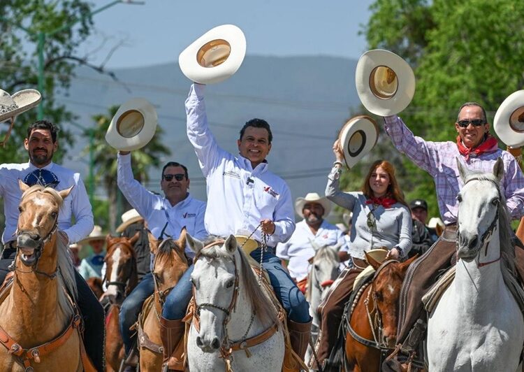 Cabalgantes celebran bicentenario de fundación de Victoria
