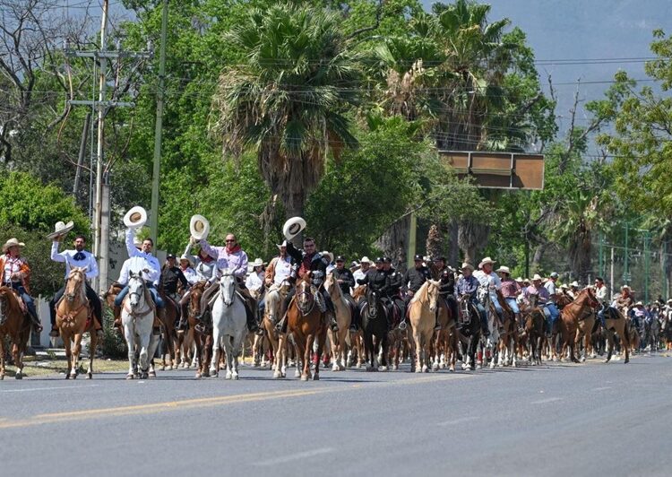Cabalgantes celebran bicentenario de fundación de Victoria