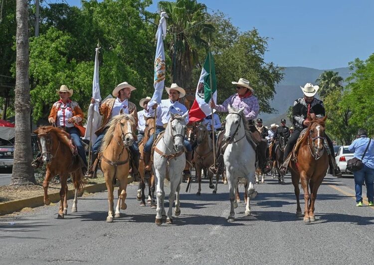 Cabalgantes celebran bicentenario de fundación de Victoria