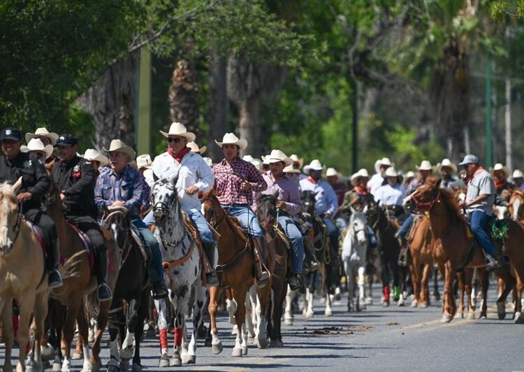 Cabalgantes celebran bicentenario de fundación de Victoria