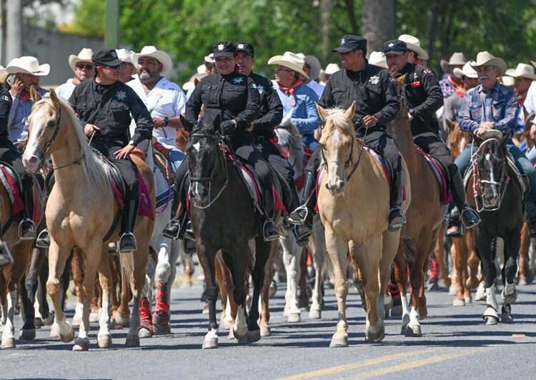 Cabalgantes celebran bicentenario de fundación de Victoria