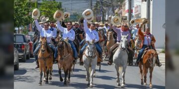 Cabalgantes celebran bicentenario de fundación de Victoria
