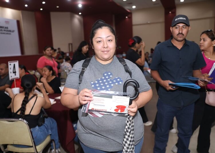 Continúa entrega de tarjetas bancarias de becas para educación primaria y educación especial