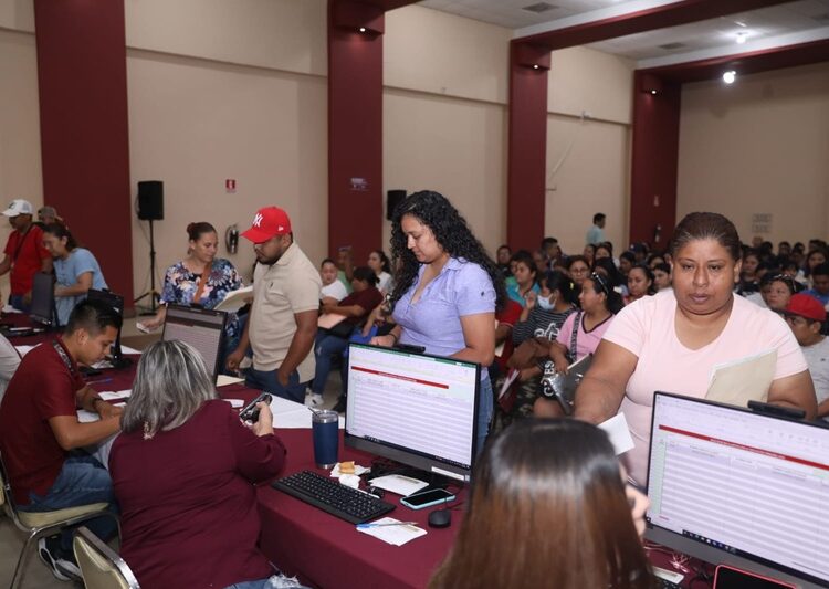 Continúa entrega de tarjetas bancarias de becas para educación primaria y educación especial