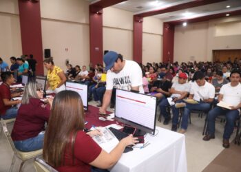 Continúa entrega de tarjetas bancarias de becas para educación primaria y educación especial