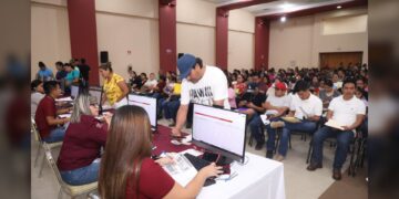 Continúa entrega de tarjetas bancarias de becas para educación primaria y educación especial