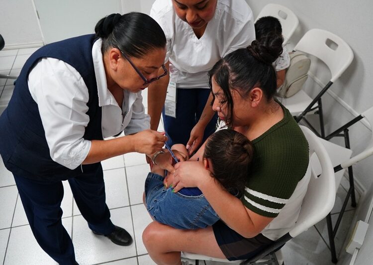 DIF NLD instala módulo de vacunación ‘Semana Nacional de Salud 2025’