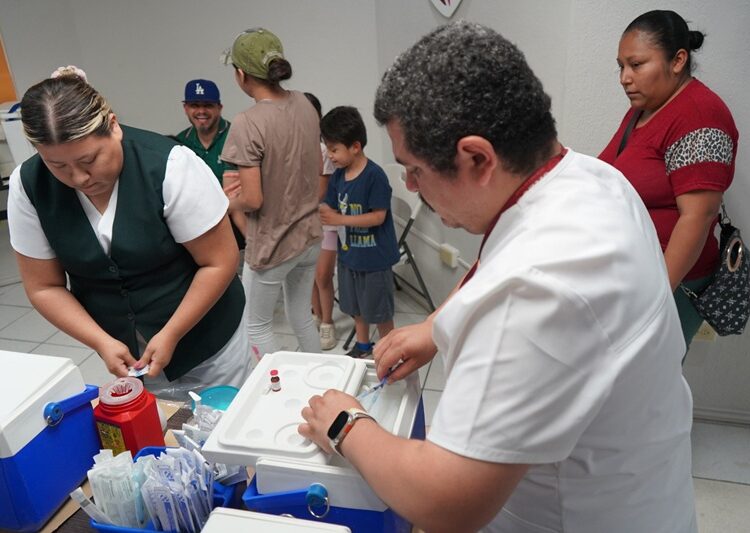 DIF NLD instala módulo de vacunación ‘Semana Nacional de Salud 2025’