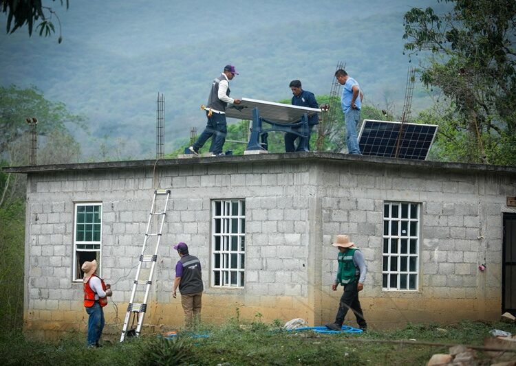 DIF Tamaulipas e IUSA instalan sistemas fotovoltaicos en comunidades rurales