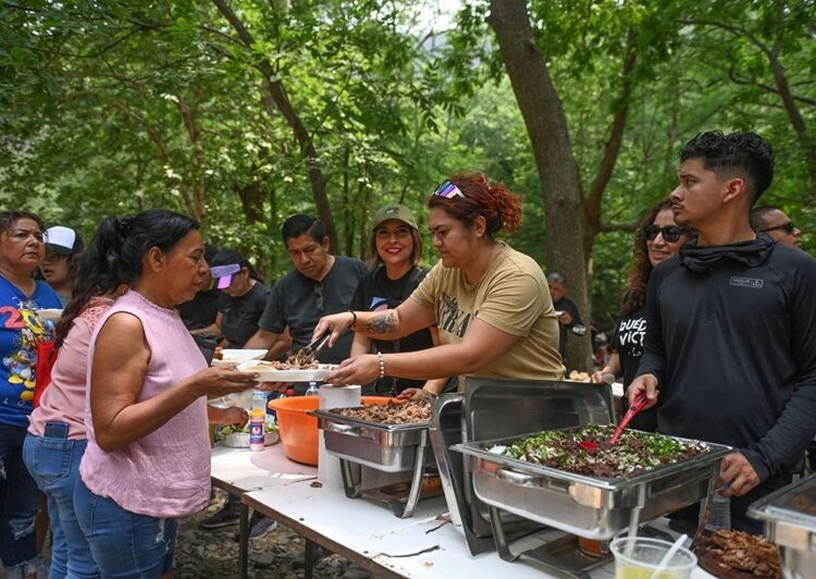 Degustan vacacionistas Parrillada Fest en Los Troncones
