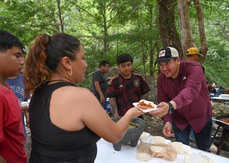 Degustan vacacionistas Parrillada Fest en Los Troncones