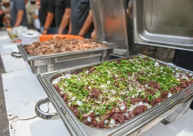 Degustan vacacionistas Parrillada Fest en Los Troncones