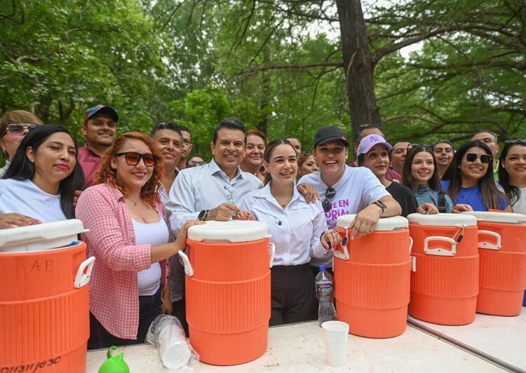 Degustan vacacionistas Parrillada Fest en Los Troncones