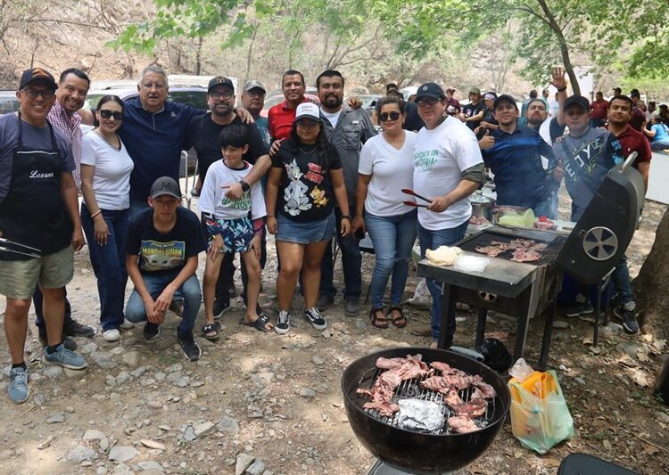 Degustan vacacionistas Parrillada Fest en Los Troncones