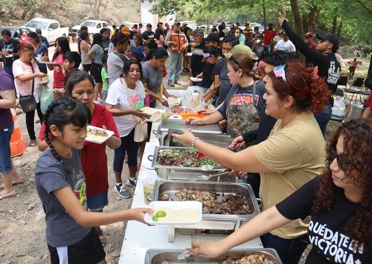 Degustan vacacionistas Parrillada Fest en Los Troncones