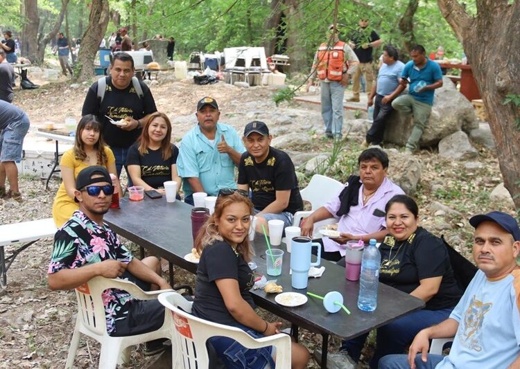 Degustan vacacionistas Parrillada Fest en Los Troncones