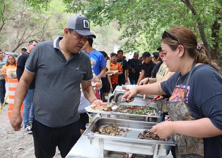 Degustan vacacionistas Parrillada Fest en Los Troncones