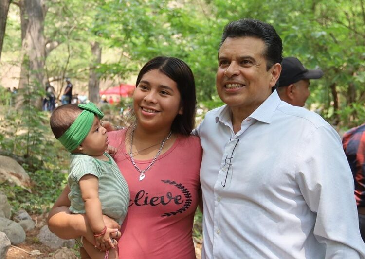 Degustan vacacionistas Parrillada Fest en Los Troncones