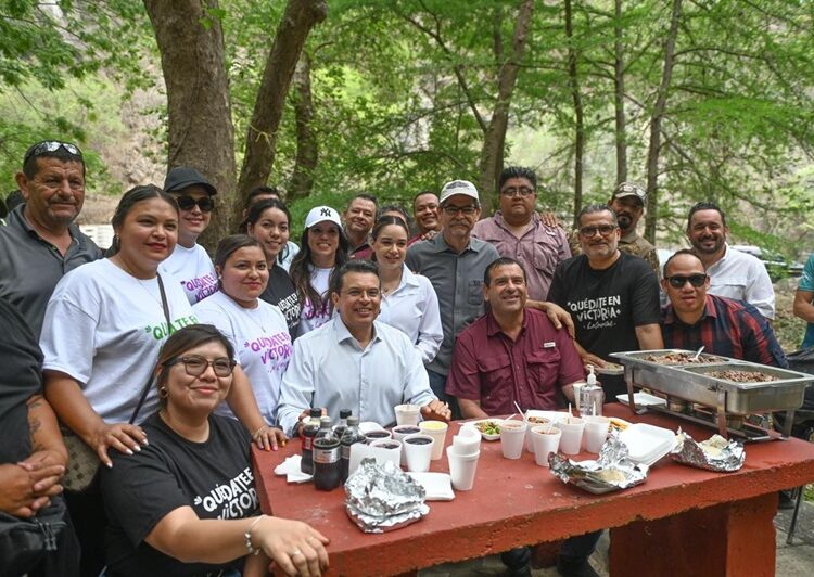 Degustan vacacionistas Parrillada Fest en Los Troncones