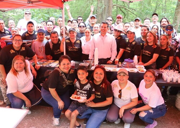 Degustan vacacionistas Parrillada Fest en Los Troncones