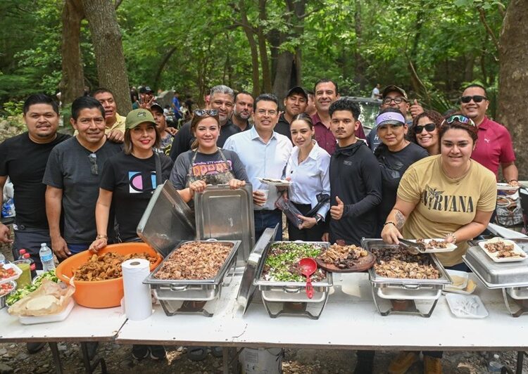 Degustan vacacionistas Parrillada Fest en Los Troncones