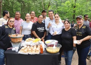 Degustan vacacionistas Parrillada Fest en Los Troncones