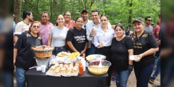 Degustan vacacionistas Parrillada Fest en Los Troncones