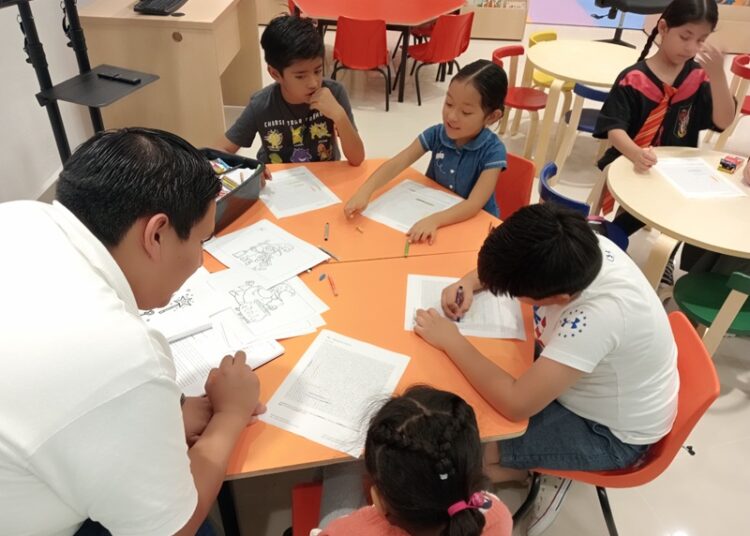 Descubren el mundo de los dinosaurios en la infoteca