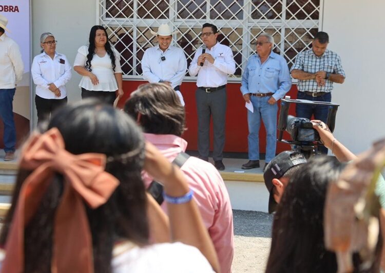 Entrega Gattás obras de apoyo a la educación en ejido Juan Rincón