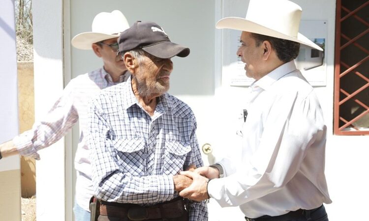 Entrega ayuntamiento vivienda digna a adulto mayor en ejido La Presa