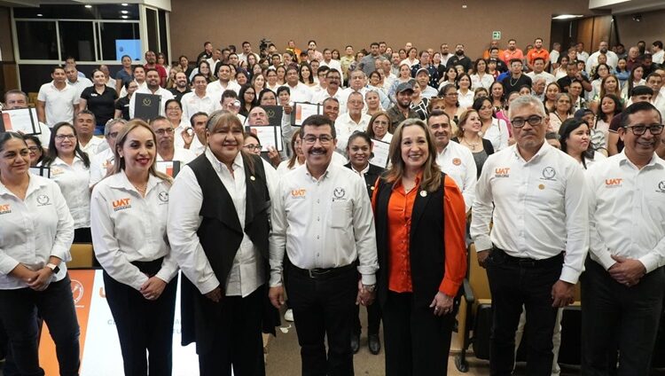 Entrega el rector Dámaso Anaya reconocimientos a jubilados del SUTUAT