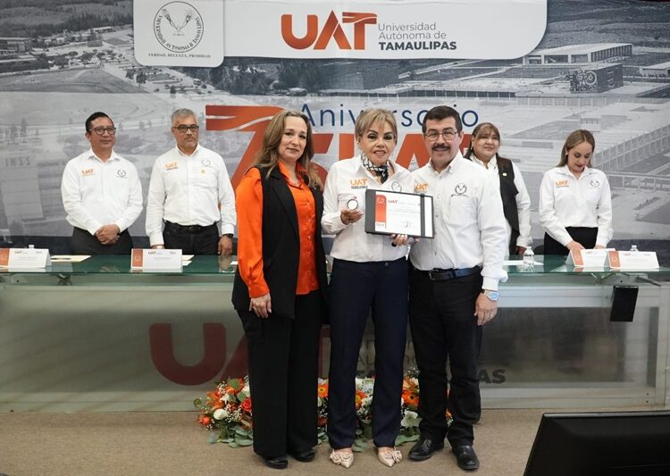 Entrega el rector Dámaso Anaya reconocimientos a jubilados del SUTUAT