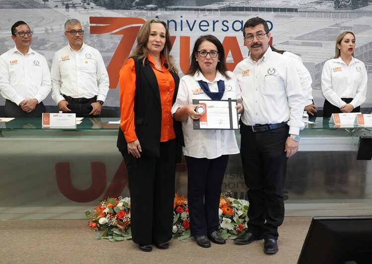 Entrega el rector Dámaso Anaya reconocimientos a jubilados del SUTUAT