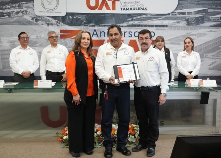 Entrega el rector Dámaso Anaya reconocimientos a jubilados del SUTUAT