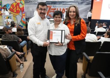 Entrega el rector Dámaso Anaya reconocimientos a jubilados del SUTUAT