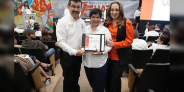 Entrega el rector Dámaso Anaya reconocimientos a jubilados del SUTUAT