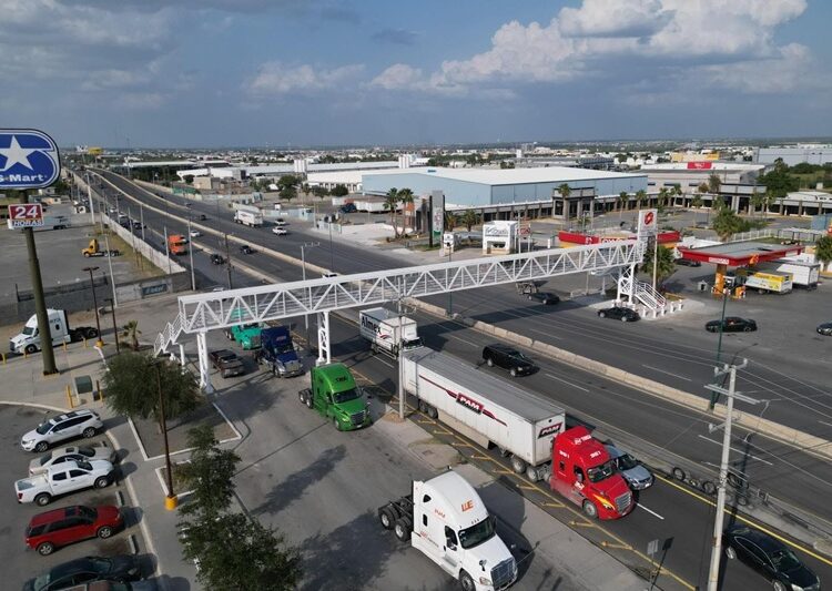 Inaugura Carmen Lilia Canturosas puente peatonal en Colinas del Sur