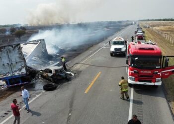¡Incendio en carretera causa accidente múltiple!