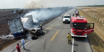 ¡Incendio en carretera causa accidente múltiple!