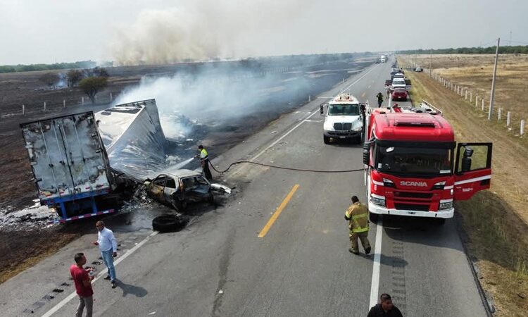 ¡Incendio en carretera causa accidente múltiple!