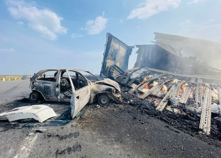 ¡Incendio en carretera causa accidente múltiple!