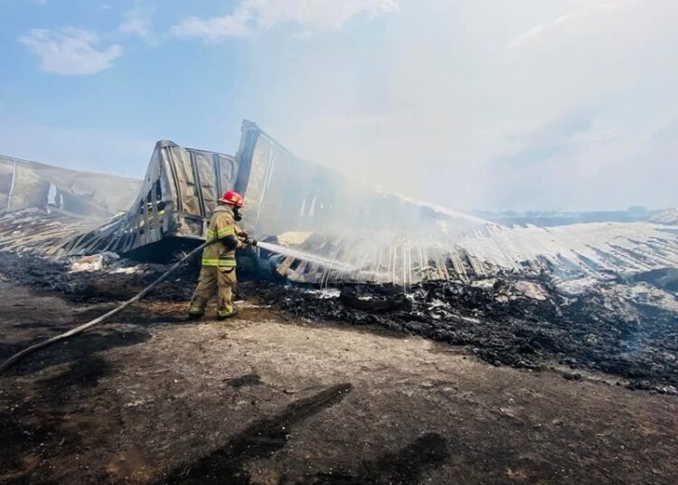 ¡Incendio en carretera causa accidente múltiple!